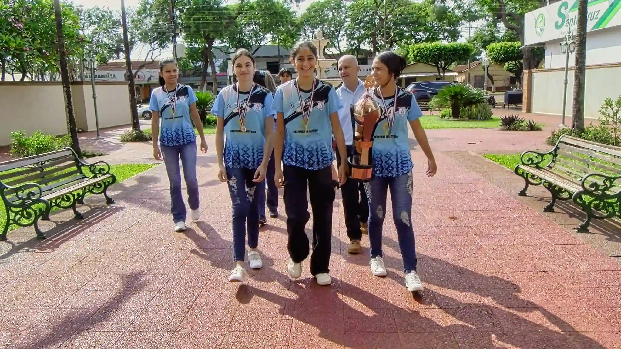 La Grandeza de la Humildad: Alumnas de la Escuela Medalla Milagrosa Llevan Orgullo a La Paloma del Espíritu Santo